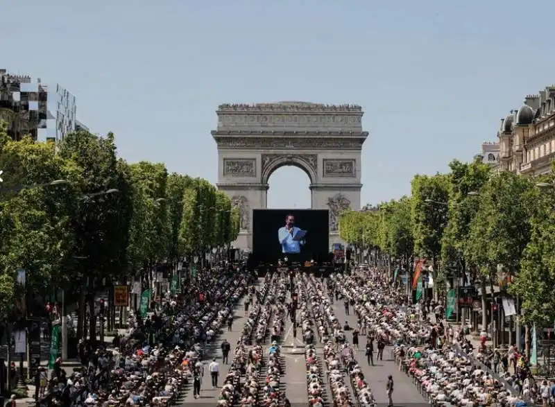 dettato sugli champs elysees a parigi 7