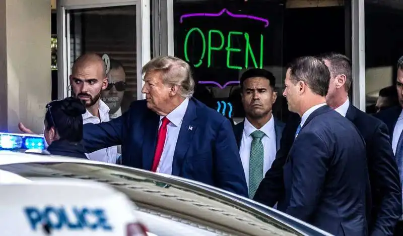 donald trump al ristorante versailles di miami