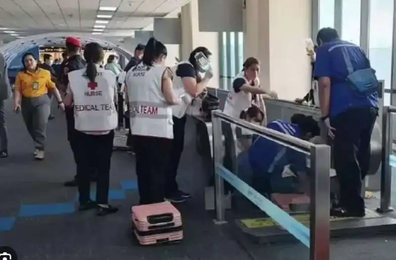 DONNA RIMANE CON LA GAMBA INCASTRATA NEL TAPIS ROULANT DELL AEROPORTO DI BANGKOK