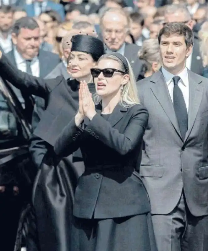 ELEONORA BARBARA E LUIGI BERLUSCONI AL FUNERALE DI SILVIO BERLUSCONI