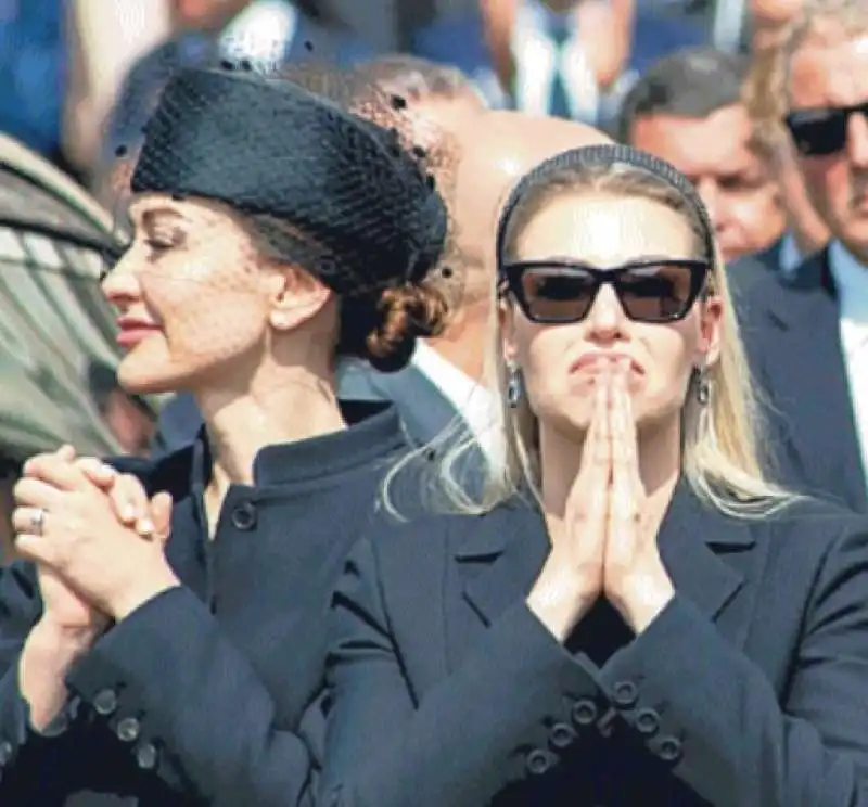 ELEONORA E BARBARA BERLUSCONI AL FUNERALE DI SILVIO BERLUSCONI 