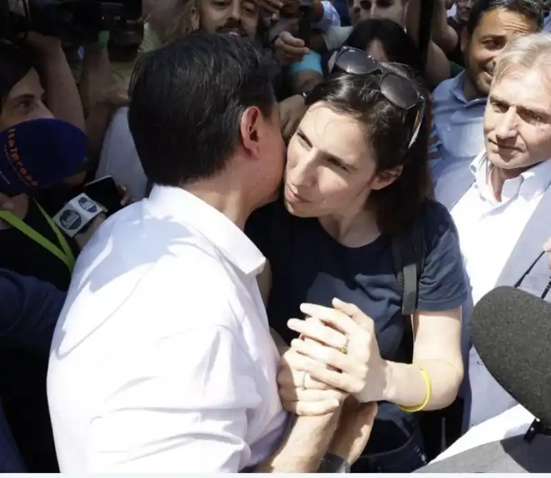 ELLY SCHLEIN E GIUSEPPE CONTE IN PIAZZA A ROMA