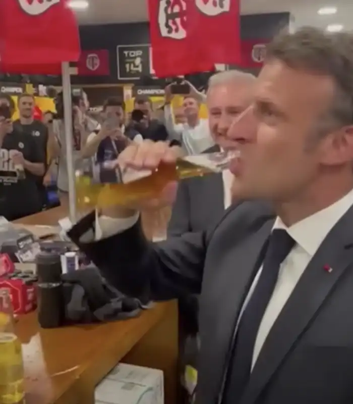 emmanuel macron beve una birra 6