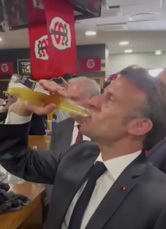 emmanuel macron beve una birra 7