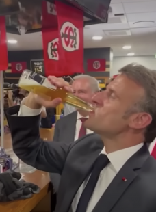 emmanuel macron beve una birra 8