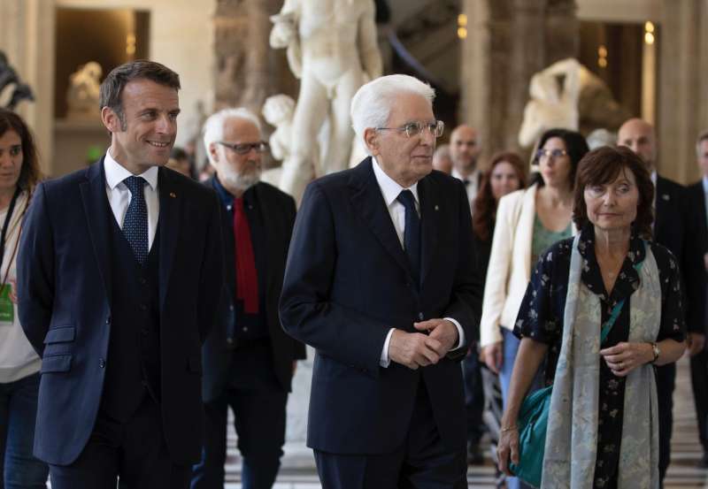 emmanuel macron e sergio mattarella al louvre