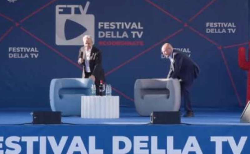 enrico mentana e aldo cazzullo al festival della tv di dogliani