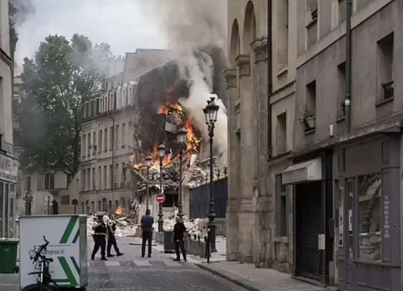 ESPLOSIONE IN UN PALAZZO A PARIGI