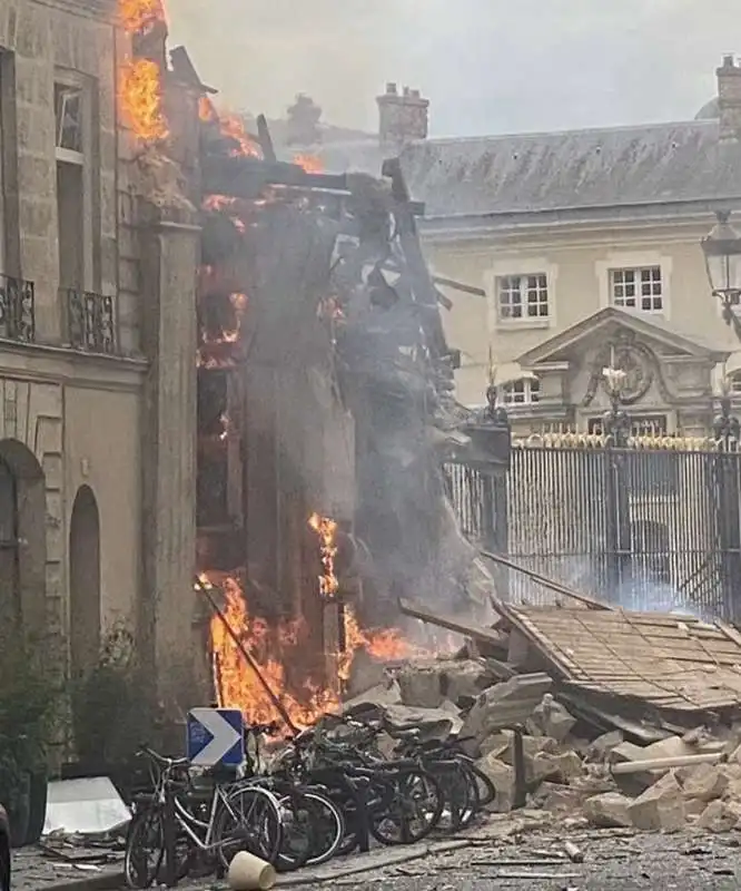 esplosione in un palazzo del v arrondissement di parigi   5