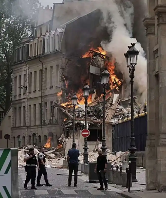 esplosione in un palazzo del v arrondissement di parigi   6