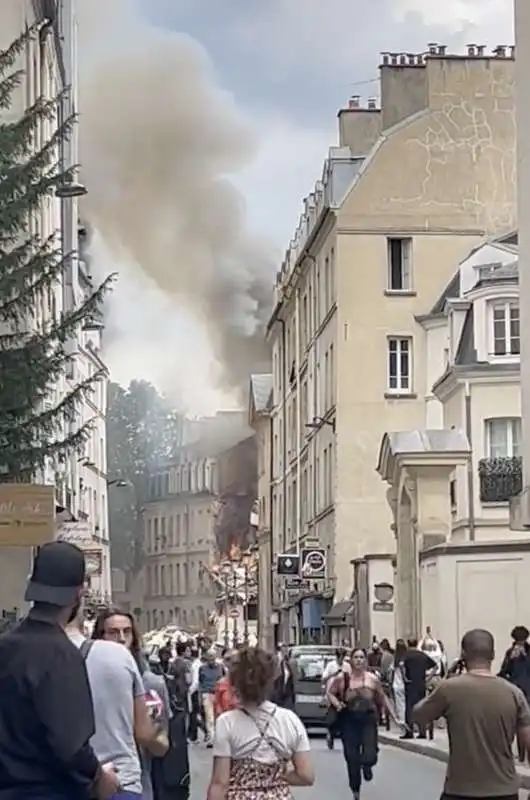 esplosione in un palazzo in centro a parigi    