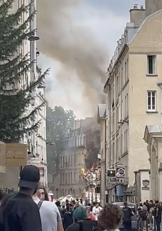 esplosione in un palazzo in centro a parigi  