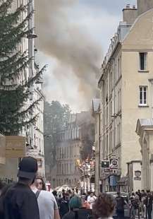 esplosione in un palazzo in centro a parigi