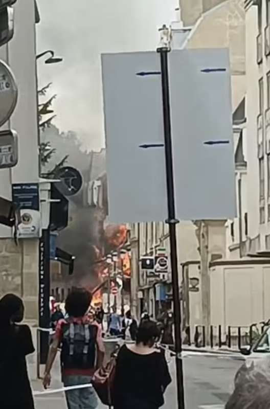 ESPLOSIONE IN UN PALAZZO IN CENTRO A PARIGI