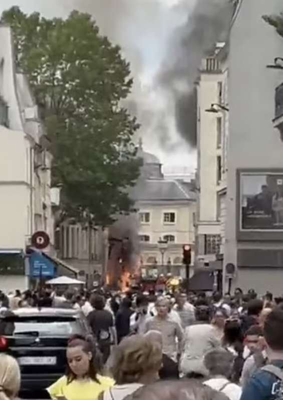 ESPLOSIONE IN UN PALAZZO IN CENTRO A PARIGI