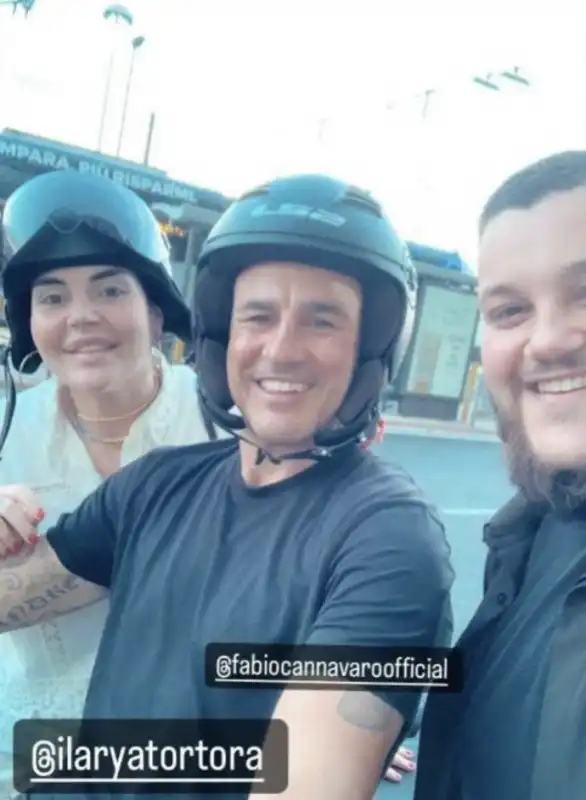 FABIO CANNAVARO GUIDA UN MOTORINO CON TRE PERSONE