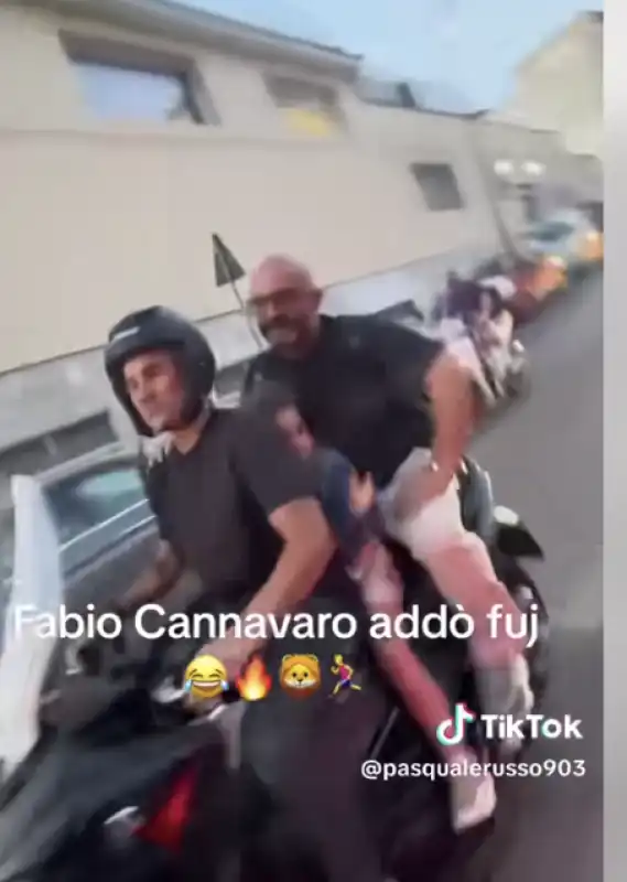 FABIO CANNAVARO GUIDA UN MOTORINO CON TRE PERSONE