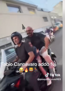 FABIO CANNAVARO GUIDA UN MOTORINO CON TRE PERSONE