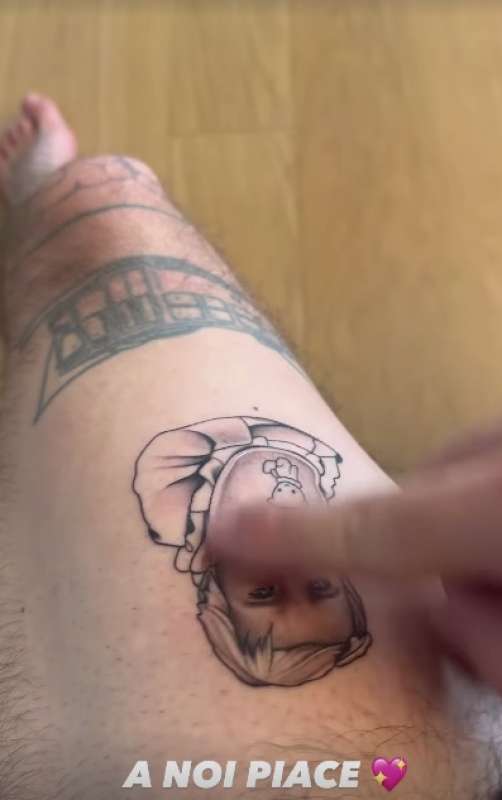 fedez si tatua la figlia vittoria 1