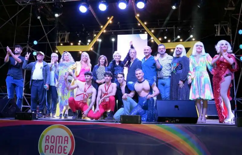 foto di gruppo delle persone che hanno partecipato al gala di raffaella carra  foto di bacco