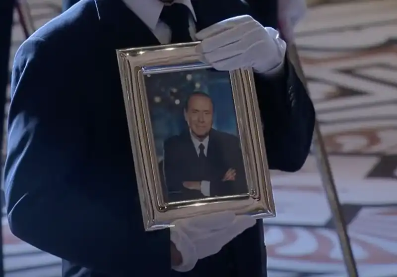 foto di silvio berlusconi al suo funerale