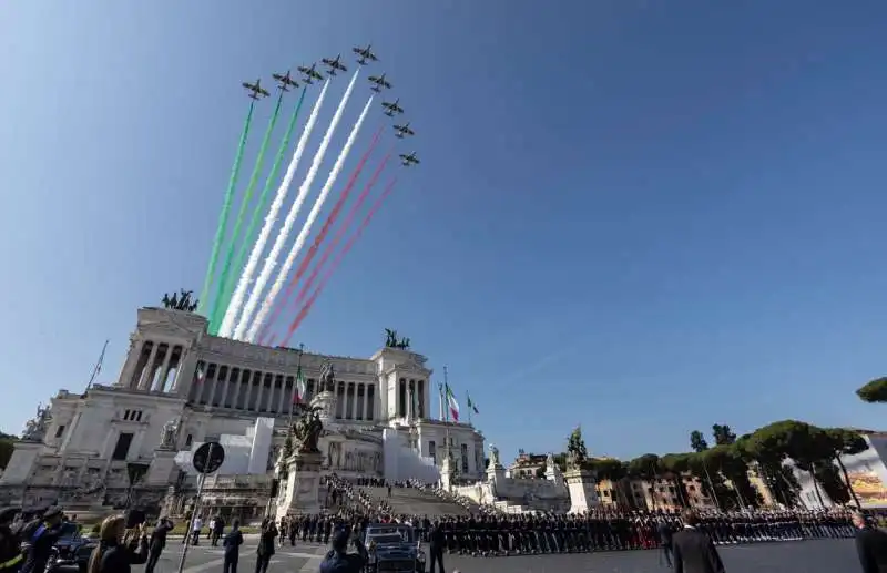 frecce tricolori su piazza venezia   2 giugno 2023 