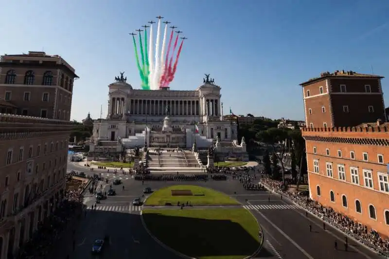 frecce tricolori su piazza venezia   2 giugno 2023  