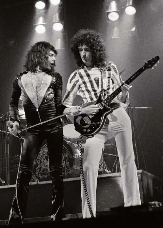 freddie mercury brian may (2)