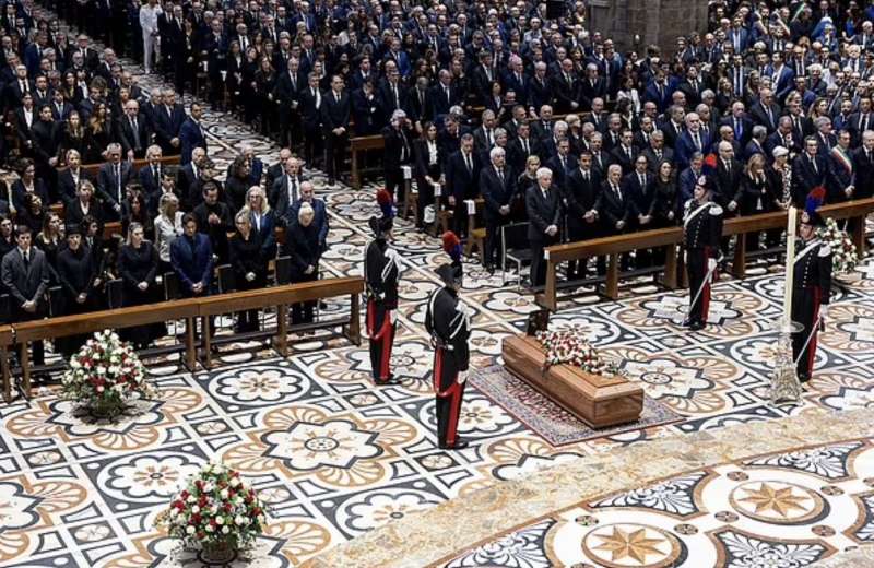 funerali di silvio berlusconi al duomo di milano