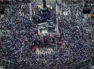 la polizia presenta il calendario 2024 con le foto di massimo sestini -  alla cerimonia - Media e Tv