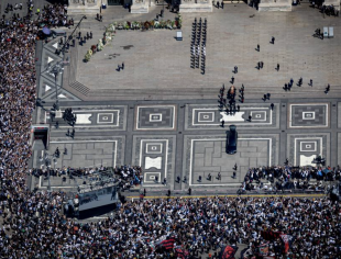 la polizia presenta il calendario 2024 con le foto di massimo sestini -  alla cerimonia - Media e Tv