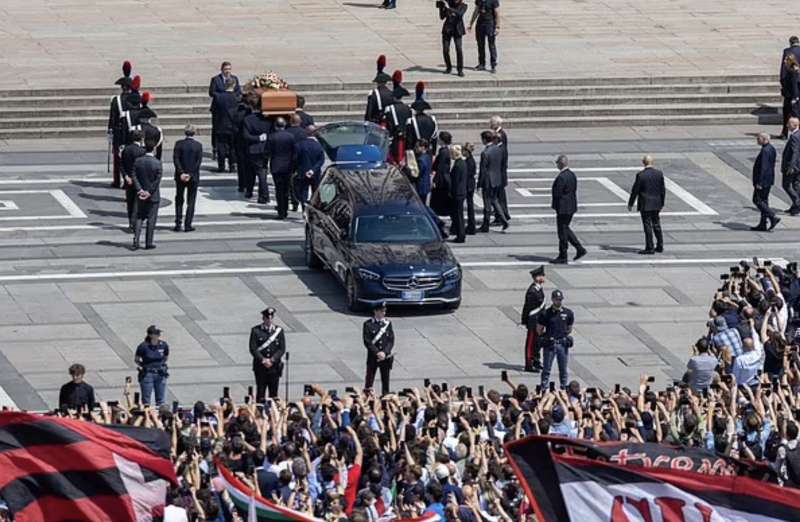 funerali silvio berlusconi piazza duomo milano