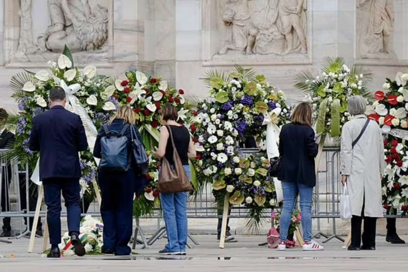 funerali silvio berlusconi piazza duomo milano