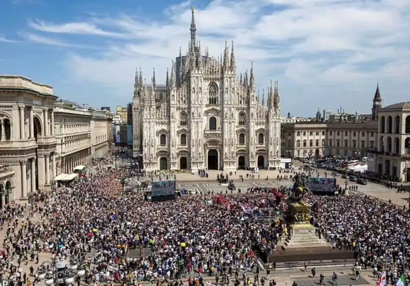 funerali silvio berlusconi   piazza duomo milano 