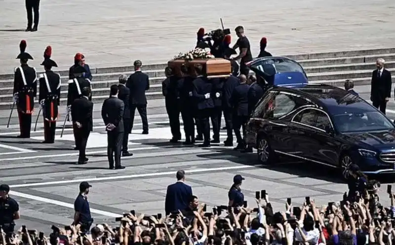 funerali silvio berlusconi    piazza duomo milano  2