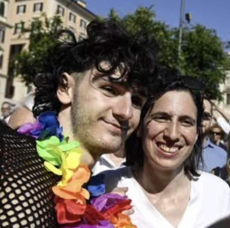 GAY PRIDE 2023 - ELLY SCHLEIN CON UNO DEI PARTECIPANTI