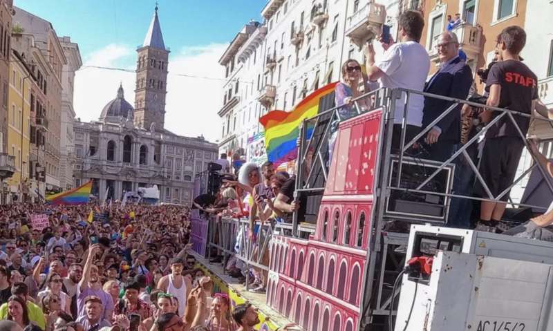 GAY PRIDE 2023 - ROBERTO GUALTIERI SU UNO DEI CARRI