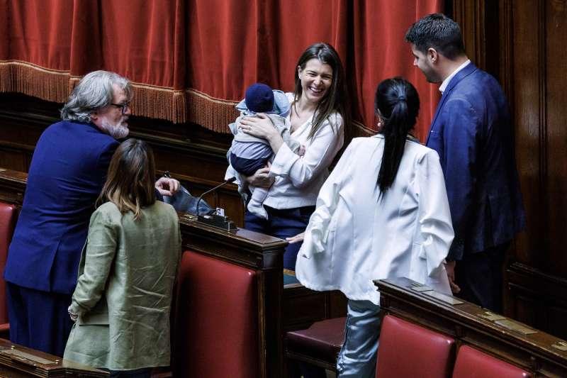 gilda sportiello allatta in aula alla camera