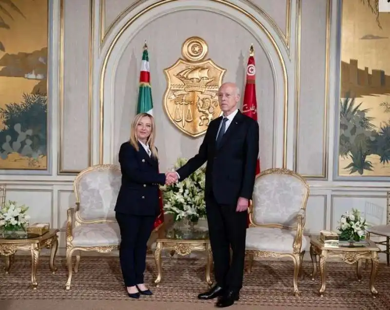 giorgia meloni con il presidente della tunisia kais saied