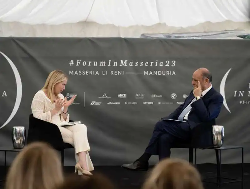 giorgia meloni intervistata da bruno vespa al forum in masseria 