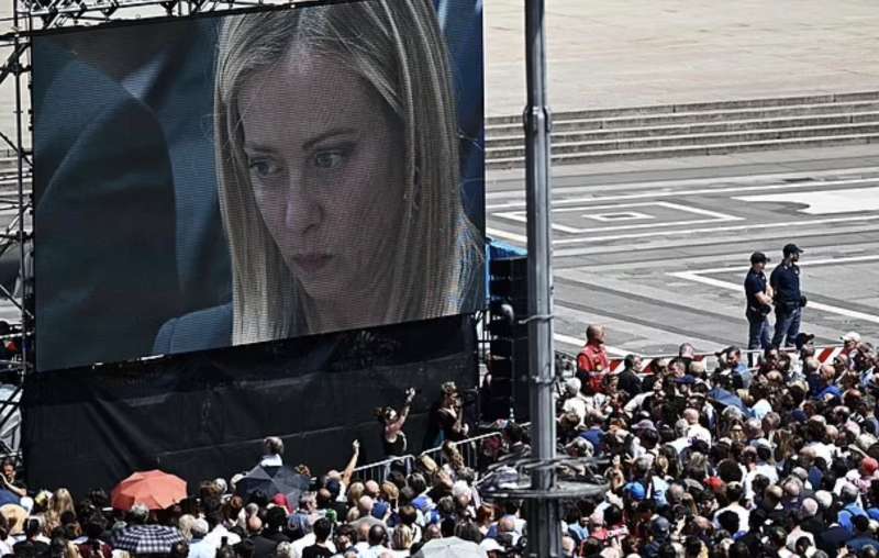 giorgia meloni sul maxischermo di piazza duomo funerali silvio berlusconi