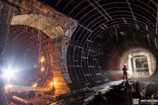 giovane urbex nel tunnel della metro