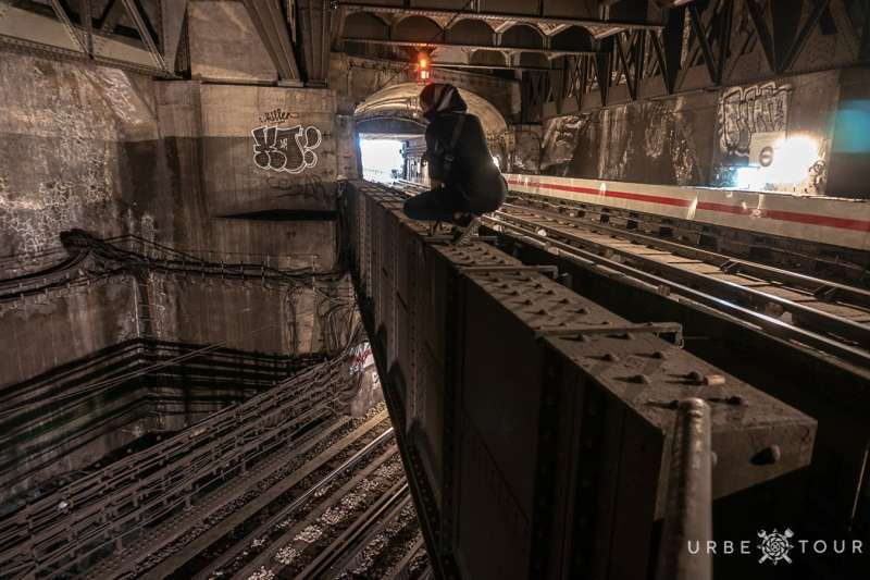 giovane urbex nel tunnel della metro