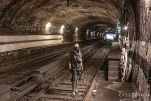 giovane urbex nella metro di parigi