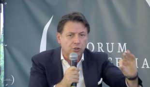 giuseppe conte al forum in masseria 3