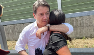 giuseppe conte consola la donna che l ha tamponato in autostrada