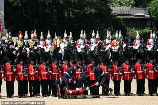 guardia reale sviene per il caldo 2