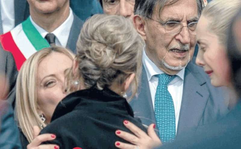 IL BACIO TRA GIORGIA MELONI E MARINA BERLUSCONI