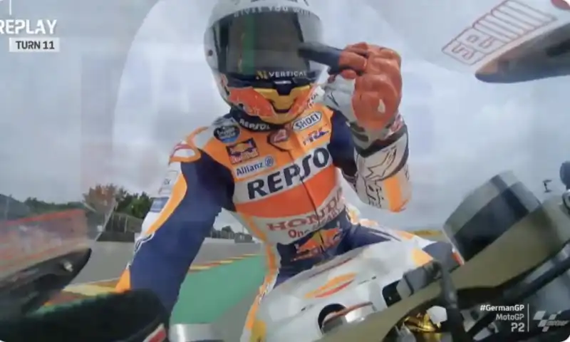 il dito medio di marc marquez durante il gp di sachsenring