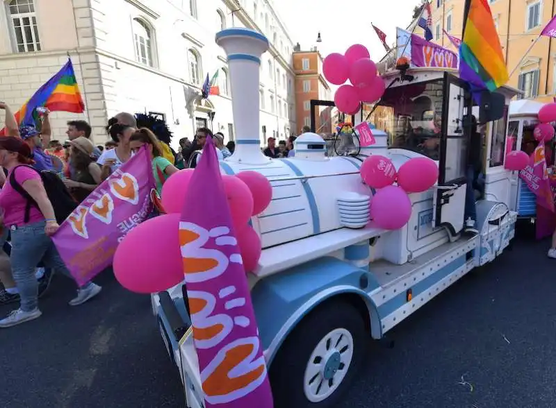 il trenino delle famiglie arcobaleno  foto di bacco